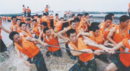 广大干部群众和人民解放军、武警官兵坚决响应党和政府号召,发扬不怕累苦、不怕疲劳、不怕牺牲的精神斗志,坚守在防汛抗洪救灾第一线,涌现了许多先进典型和感人事迹,展现了中国人民众志成城、顽强拼搏、敢于胜利的英雄气概,书写了洪水无情人有情的人间大爱。