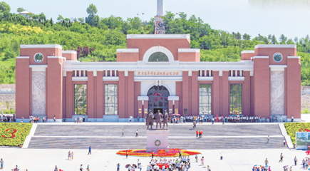 革命先辈以不怕牺牲、顽强拼搏的英雄气概,独立自主、开拓进取的创新勇气,从实际出发、密切联系群众的工作作风,开展了艰苦卓绝的革命斗争实践,孕育形成了伟大的照金精神。