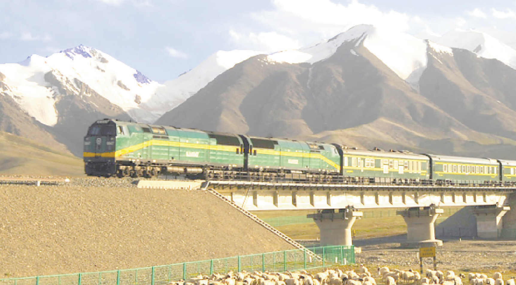 忆往昔,10多万建设大军冒严寒、顶风雪、战缺氧,攻克了“高寒缺氧、多年冻土、生态脆弱”三大世界性难题,建成了世界上海拔最高、线路最长的高原铁路,铸就了“挑战极限、勇创一流”的青藏铁路精神。